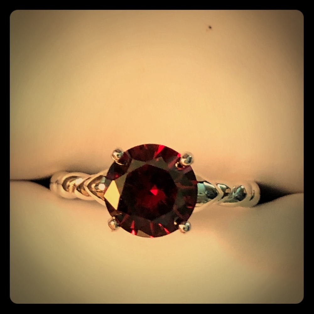 Silver ring w/garnet stone